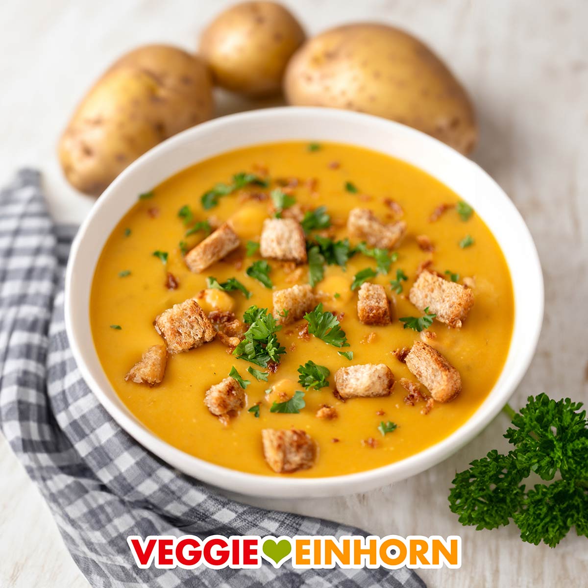 Die einfache Kartoffelsuppe ist vegetarisch und vegan. Cremige vegane Kartoffelsuppe mit veganen Wiener Würstchen