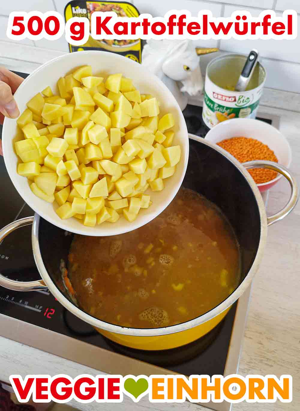 Zufügen der Kartoffeln Kartoffelwürfel werden zugefügt.