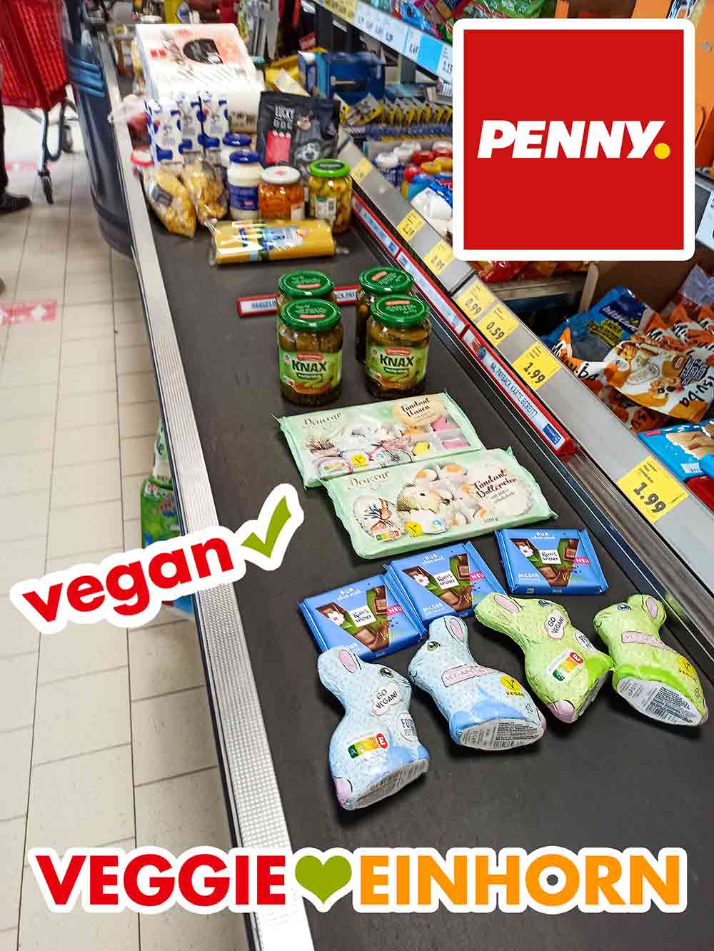 Die veganen Fondanthasen habe ich zusammen mit anderen Ostersüßigkeiten bei Penny gekauft. Die Kasse bei Penny mit veganen Süßigkeiten und Schokolade für Ostern