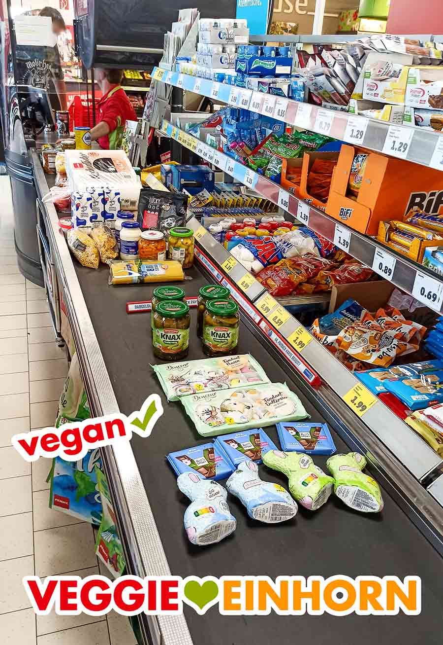 Bei Penny habe ich vegane Schokohasen, vegane Ritter Sport und Ostersüßigkeiten aus Fondant gekauft. Supermarkt Kasse im Penny mit veganen Süßigkeiten und Schokolade für Ostern