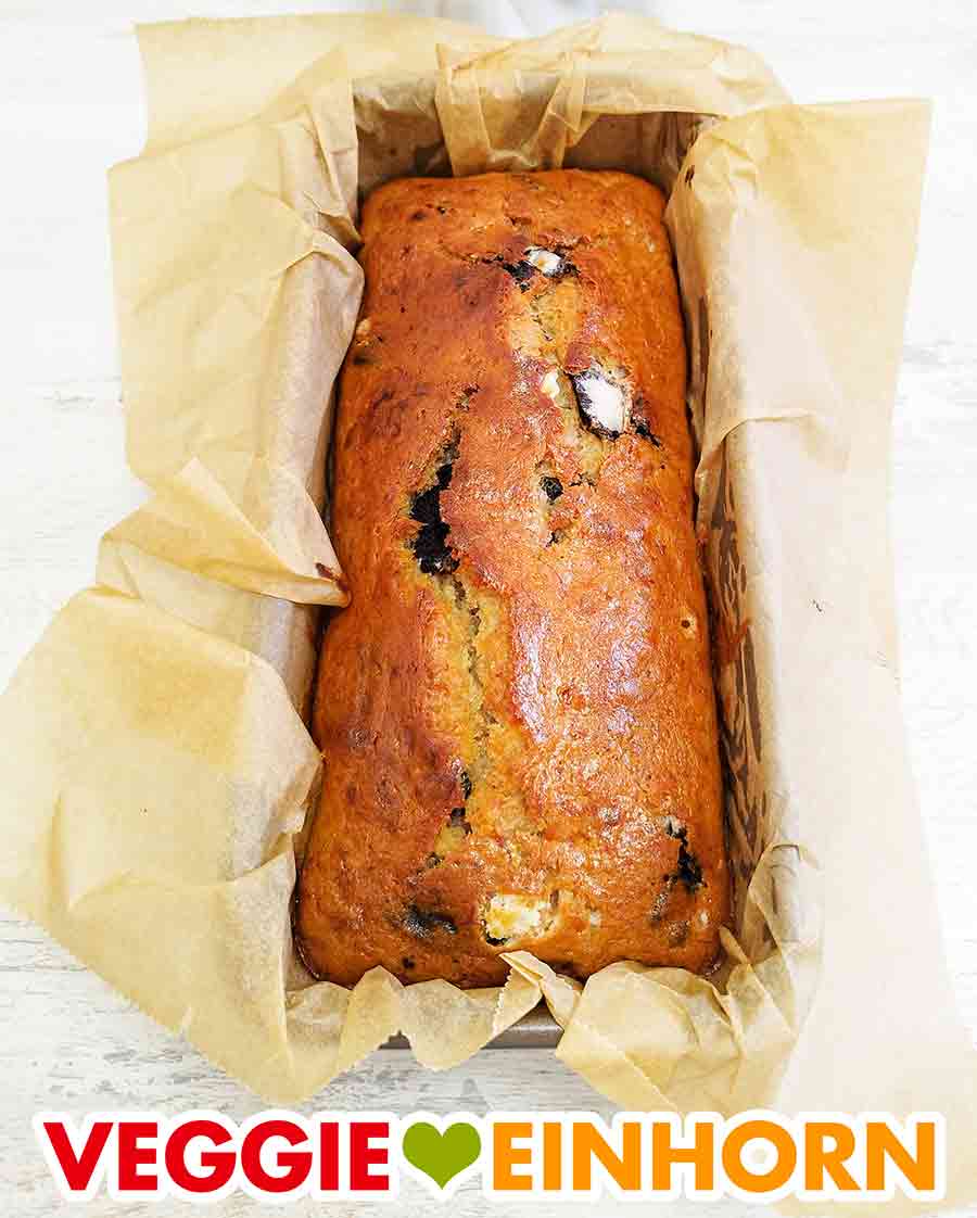 Veganes Oreo Bananenbrot in einer Kastenbackform mit Backpapier
