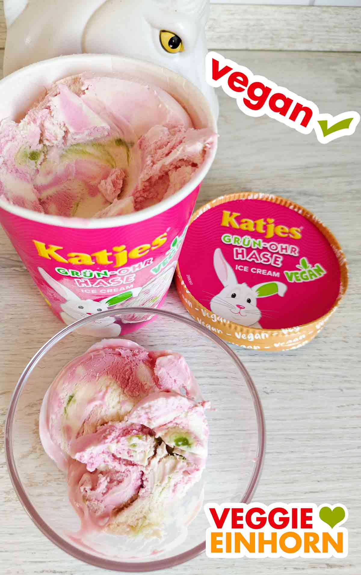 Die vegane Grünohrhasen Eiscreme von Katjes ist auf Basis von Hafer. Becher und Glasschälchen mit veganem Grün Ohr Hasen Eis von Katjes