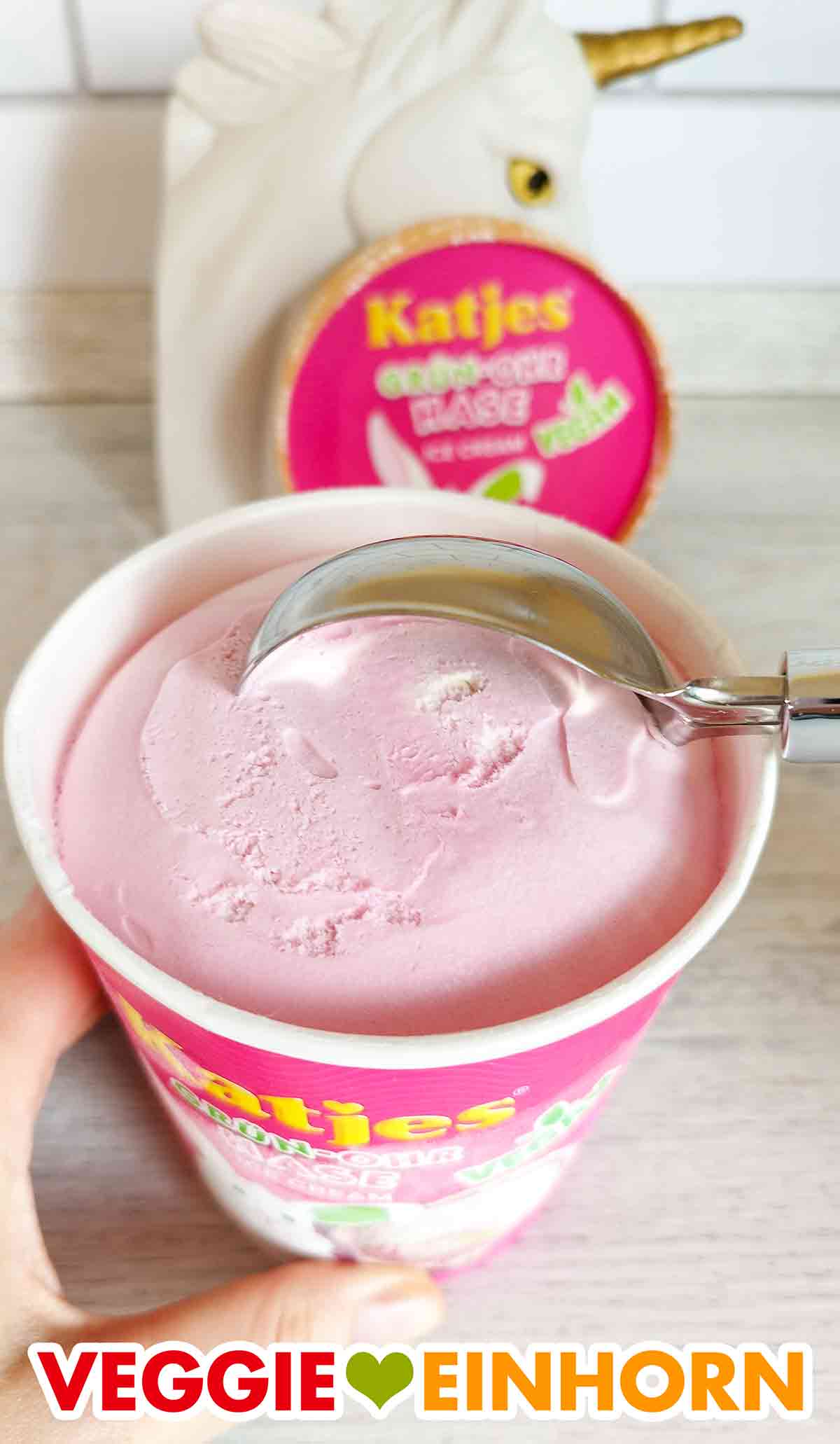Eisportionierer im der veganen Grünohrhasen Eiscreme von Katjes. Das Katjes Grün Ohr Hasen Eis wird mit einem Eisportionierer aus dem Becher entnommen.