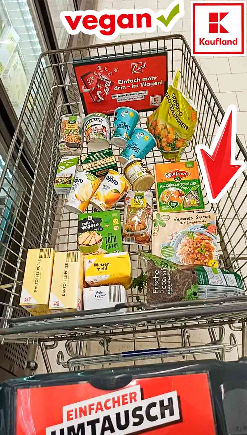 Einkaufswagen mit veganen Produkten bei Kaufland Veganes Gyros von Du Darfst und andere vegane Lebensmittel im Kaufland Einkaufswagen