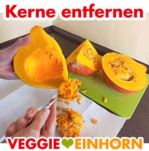 Kürbiskerne entfernen Entkernen des Kürbis mit einem Esslöffel