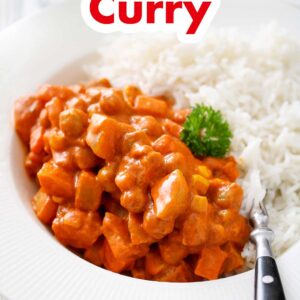 Ein Teller mit Kartoffel Kichererbsen Curry garniert mit Petersilie