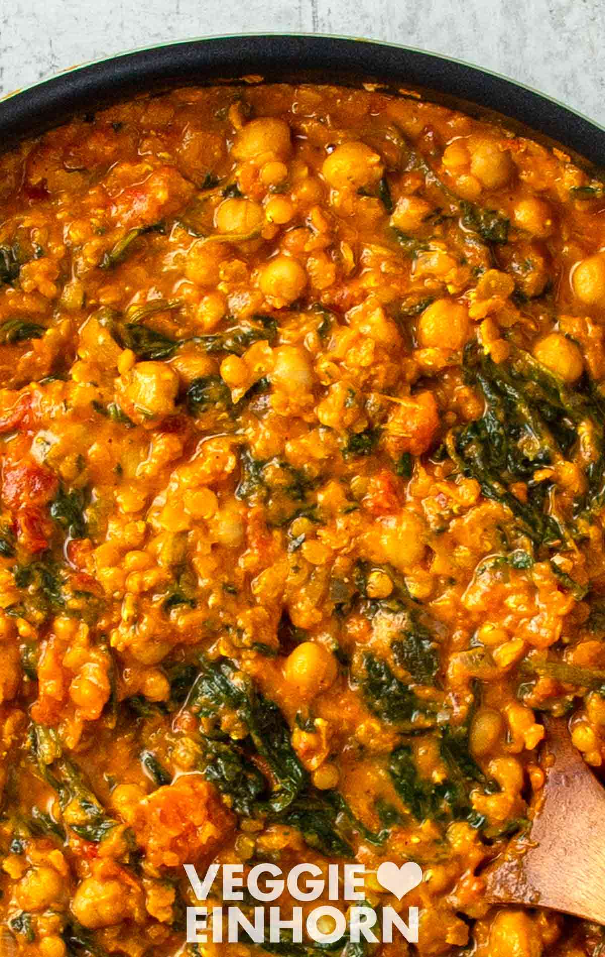 Veganes Spinat Curry mit Kichererbsen und roten Linsen Nahaufnahme von Kichererbsen Linsen Curry mit Spinat