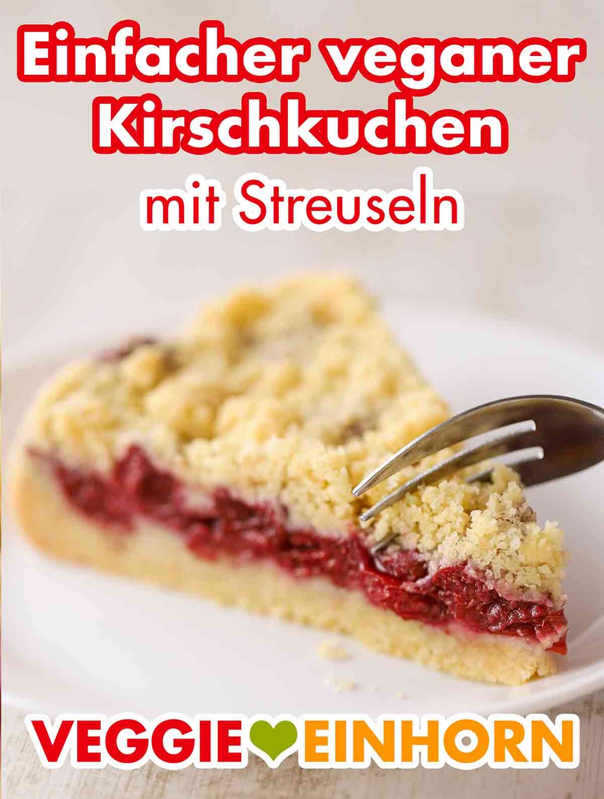 Schneller veganer Kirschkuchen mit Streuseln Veganer Kirsch Streuselkuchen mit einer Kuchengabel