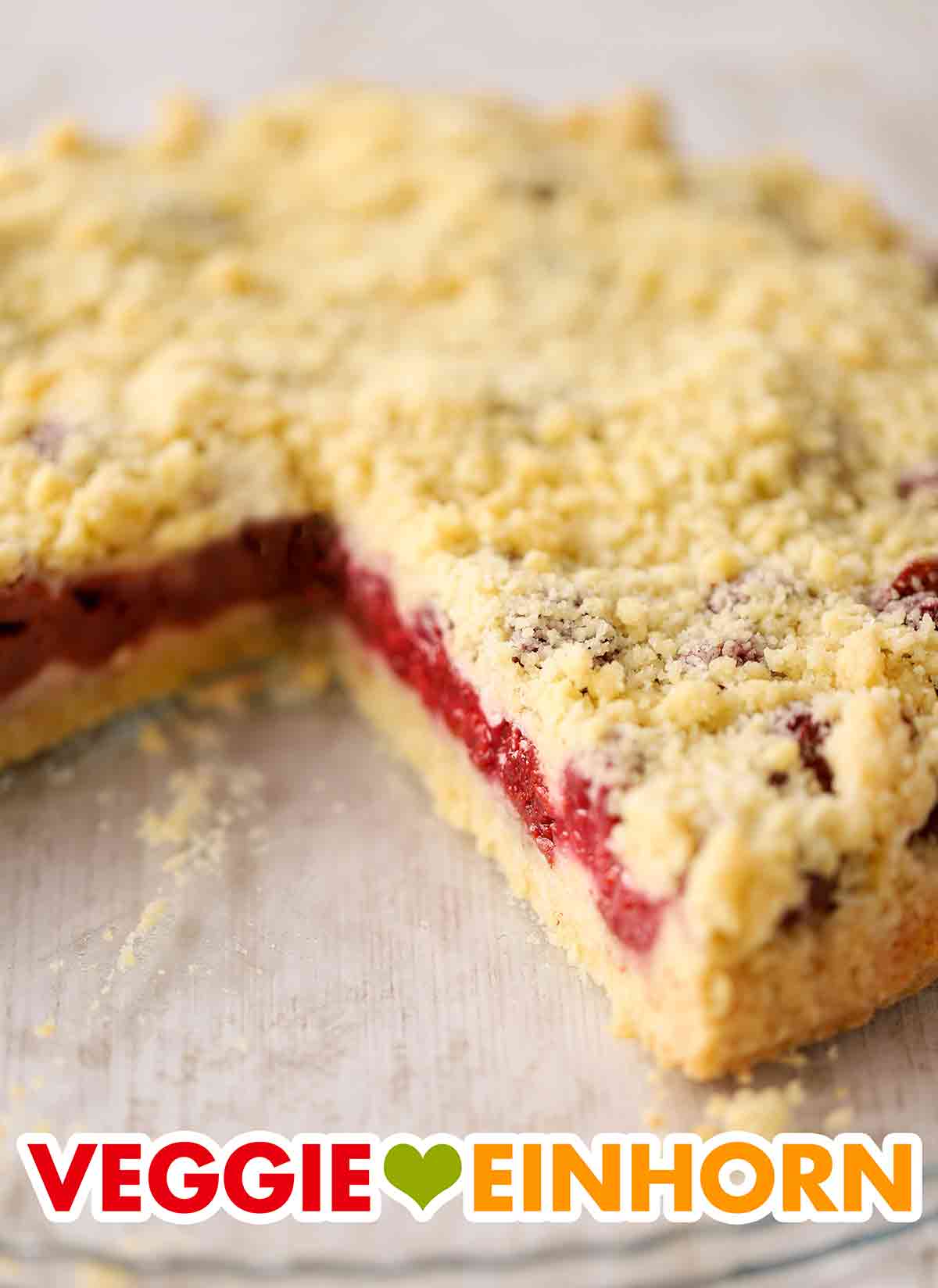 Das Rezept ist einfach mit wenigen Zutaten. Angeschnittener Streuselkuchen mit Kirschen