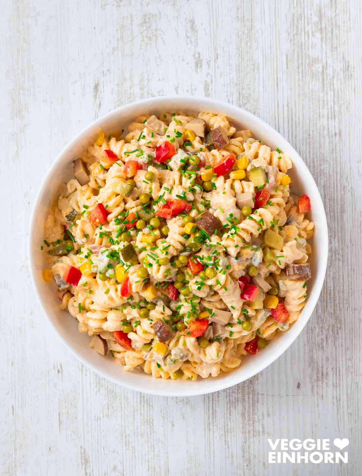 Der vegane Nudelsalat ist klassisch, einfach und schnell. Bunter veganer Nudelsalat mit Mayo, Tofu, Erbsen, Mais, Paprika und Essiggurken