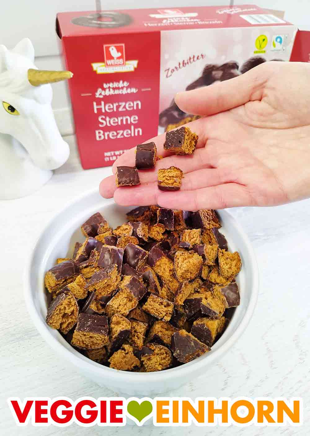 Die klein geschnittenen Lebkuchenstücke. Klein geschnittene vegane Lebkuchen mit Zartbitterschokolade
