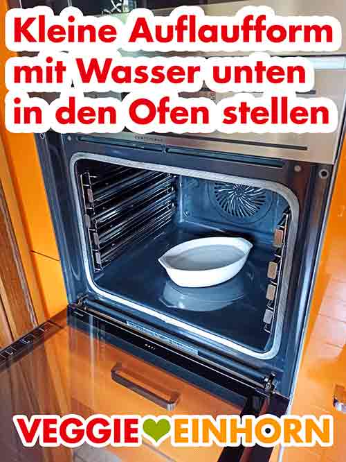 Ein Gefäß mit Wasser in den Ofen stellen. Mit Wasser gefüllte Auflaufform unten im Backofen