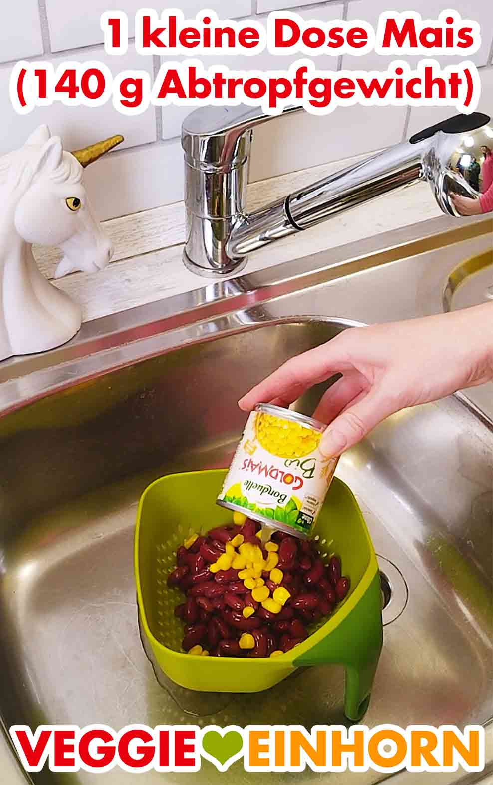 Eine kleine Dose Bio Goldmais von Bonduelle enthält 140 g Abtropfgewicht. Eine kleine Dose Mais wird in den Durchschlag mit den Bohnen abgegossen.