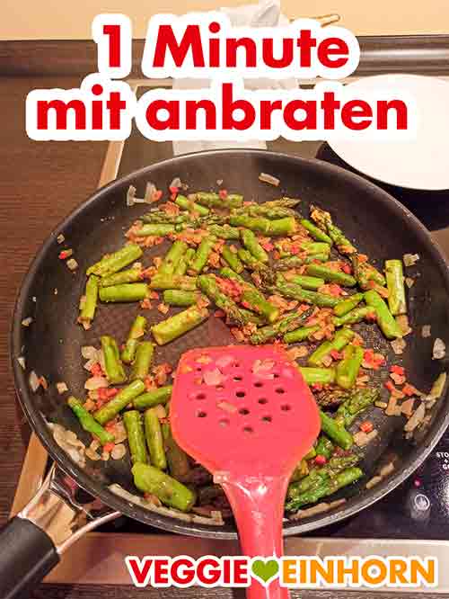 Die Gewürze unter ständigem Rühren eine Minute mit anbraten. Knoblauch, Ingwer und Curry Pulver eine Minute mit braten.