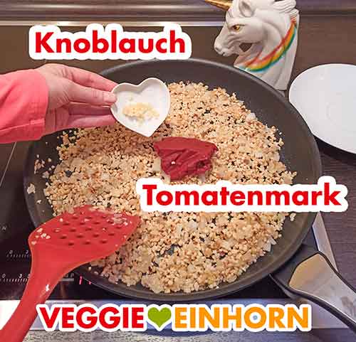 Den gepressten Knoblauch und das Tomatenmark hinzufügen Knoblauch und Tomatenmark werden zugefügt