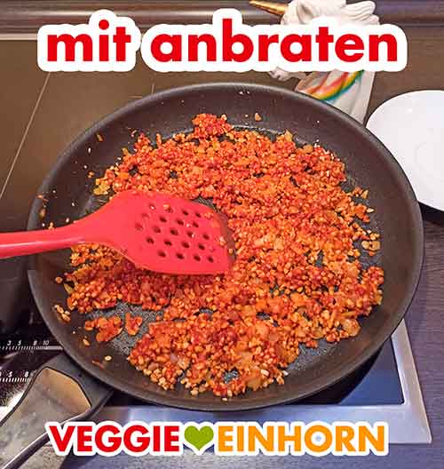 Tomatenmark und Knoblauch mit braten Knoblauch und Tomatenmark werden in der Pfanne mit angebraten