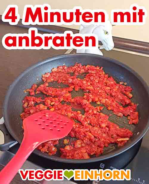 Tomatenmark und Knoblauch mit braten Knoblauch und Tomatenmark werden 4 Minuten mit angebraten