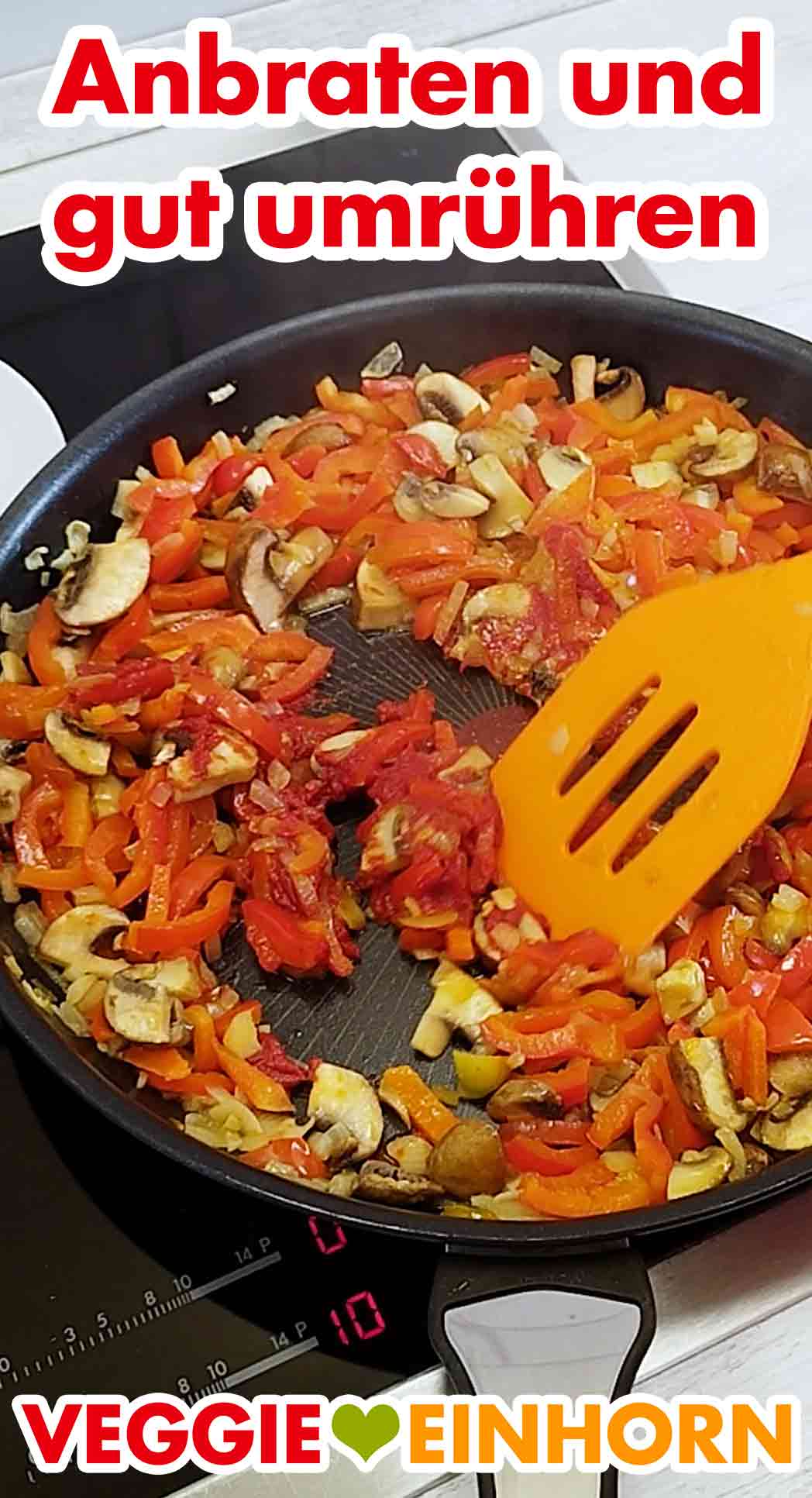 Alles gut umrühren und mit den Pilzen und Paprika vermischen. Tomatenmark und Knoblauch werden mit angebraten.