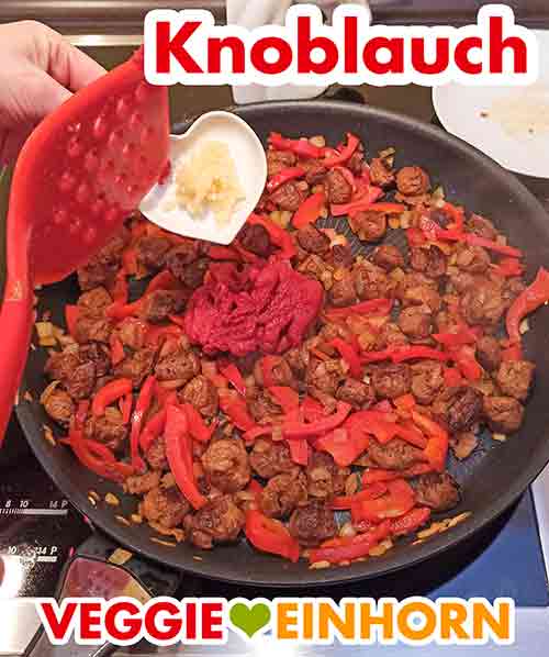 Knoblauch wird zugefügt Zufügen von gepresstem Knoblauch