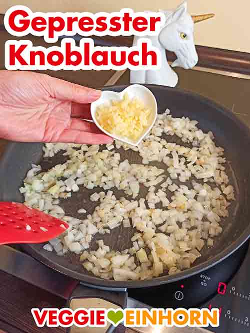 Knoblauch zufügen Der gepresste Knoblauch wird in die Pfanne gegeben.
