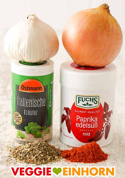 Knoblauch, Zwiebel, Ostmann Italienische Kräutermischung, Fuchs Paprika edelsüß Knoblauch, Zwiebel, eine Dose italienische Kräuter Gewürzmischung, eine Dose Paprika edelsüß