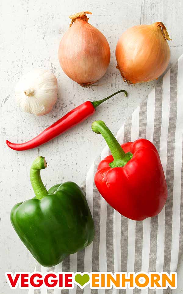 Knoblauch, Zwiebeln, frische Chilischote, grüne und rote Paprika Gemüse für Linsen Chili