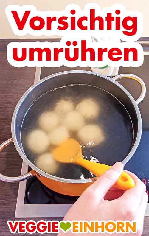 Umrühren damit die Kartoffelklöße nicht aneinander und nicht am Topfboden kleben Die Kartoffelknödel im Topf vorsichtig umrühren