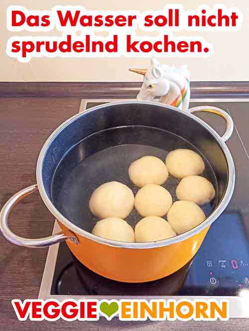 Das Wasser für die Knödel soll nicht sprudelnd kochen Die Kartoffelklöße im siedenden Wasser