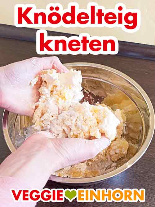 Den Teig für die Kartoffelklöße kneten Kneten des Teiges für die Kartoffelknödel