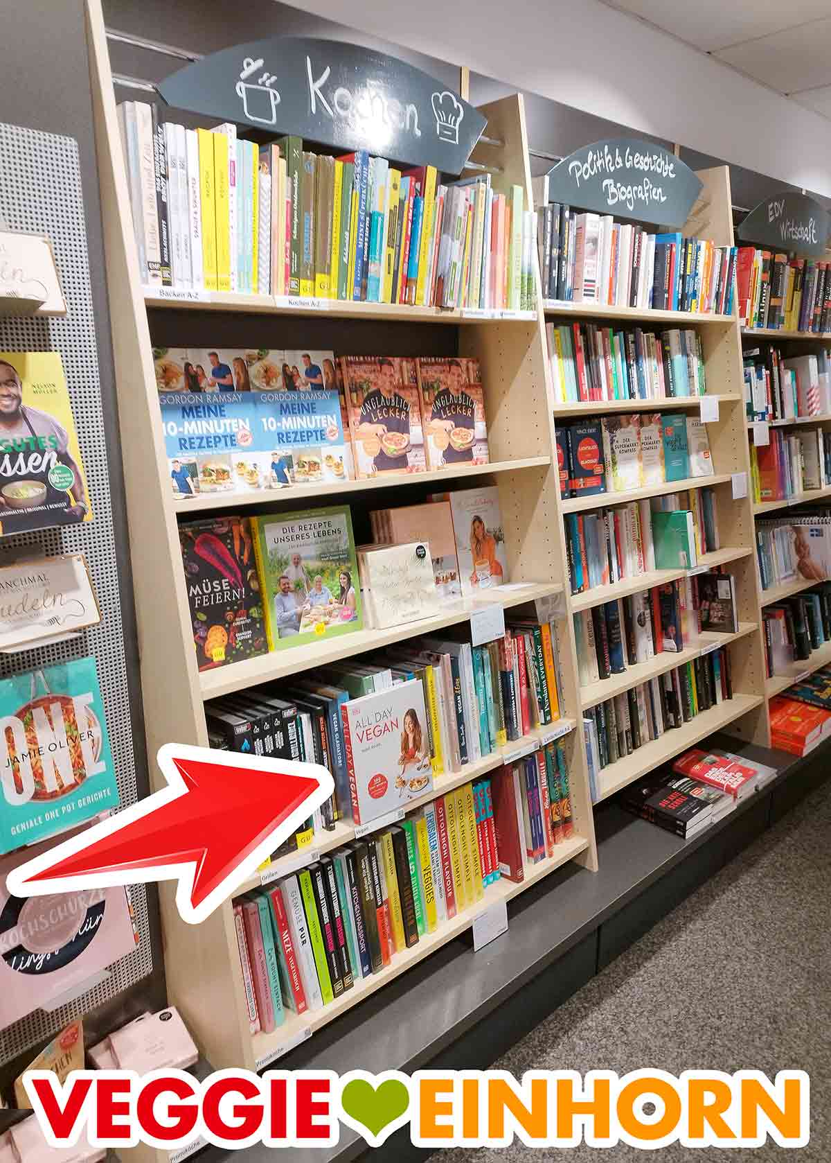 Bei den Kochbüchern gibt es auch eine vegane Abteilung. Regal mit Kochbüchern in der Buchhandlung