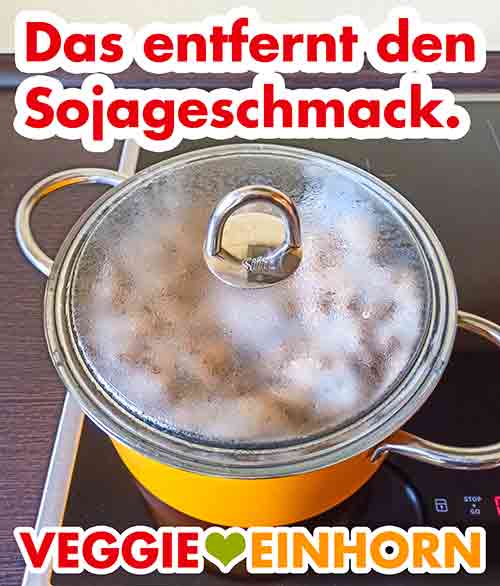 Das Kochen der Sojaschnetzel entfernt den Sojageschmack. Die Sojaschnetzel kochen im Topf mit Deckel