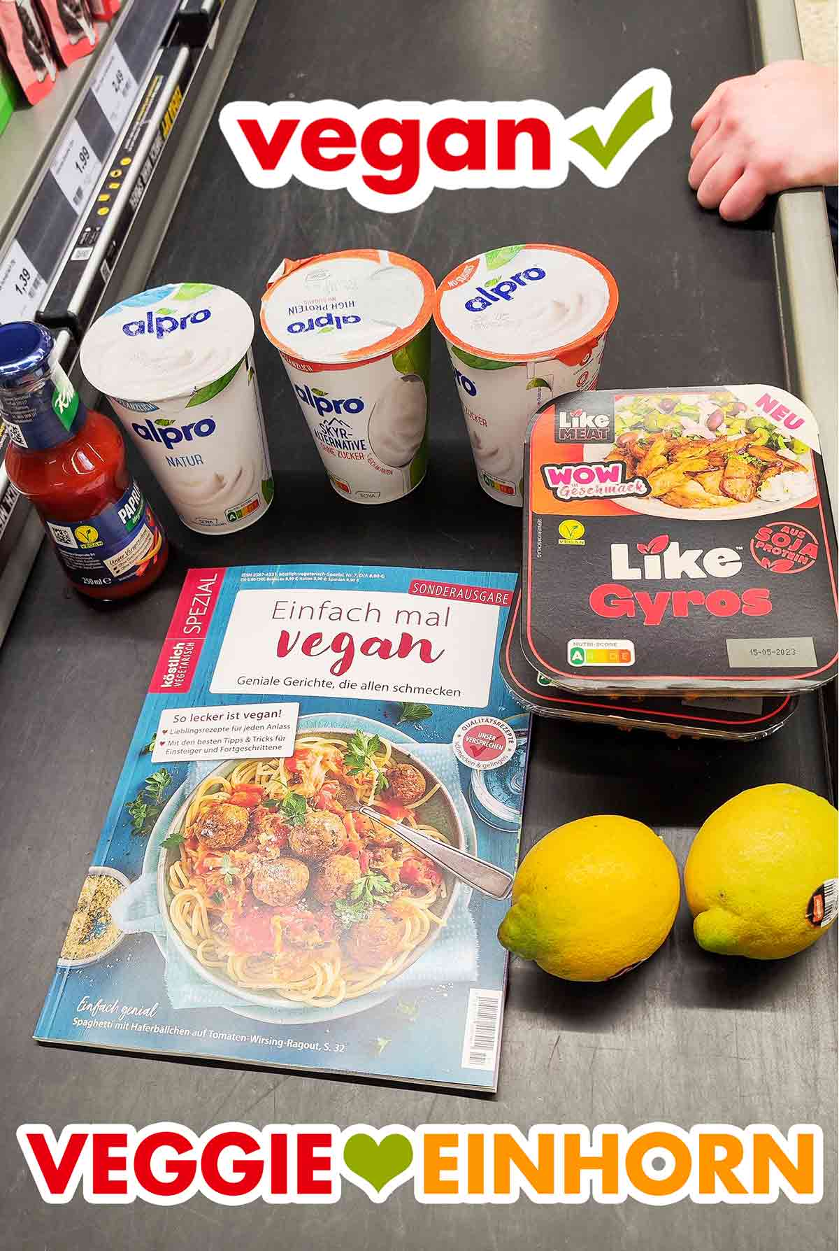 Knorr Paprika Sauce Ungarische Art, alpro Sojajoghurt Natur, alpro Skyr ohne Zucker, alpro Sojajoghurt Natur ohne Zucker Einfach mal vegan Rezeptheft, vegane Paprikasoße, Sojajoghurt, veganer Skyr, veganes Gyros und Zitronen auf dem Kassenband