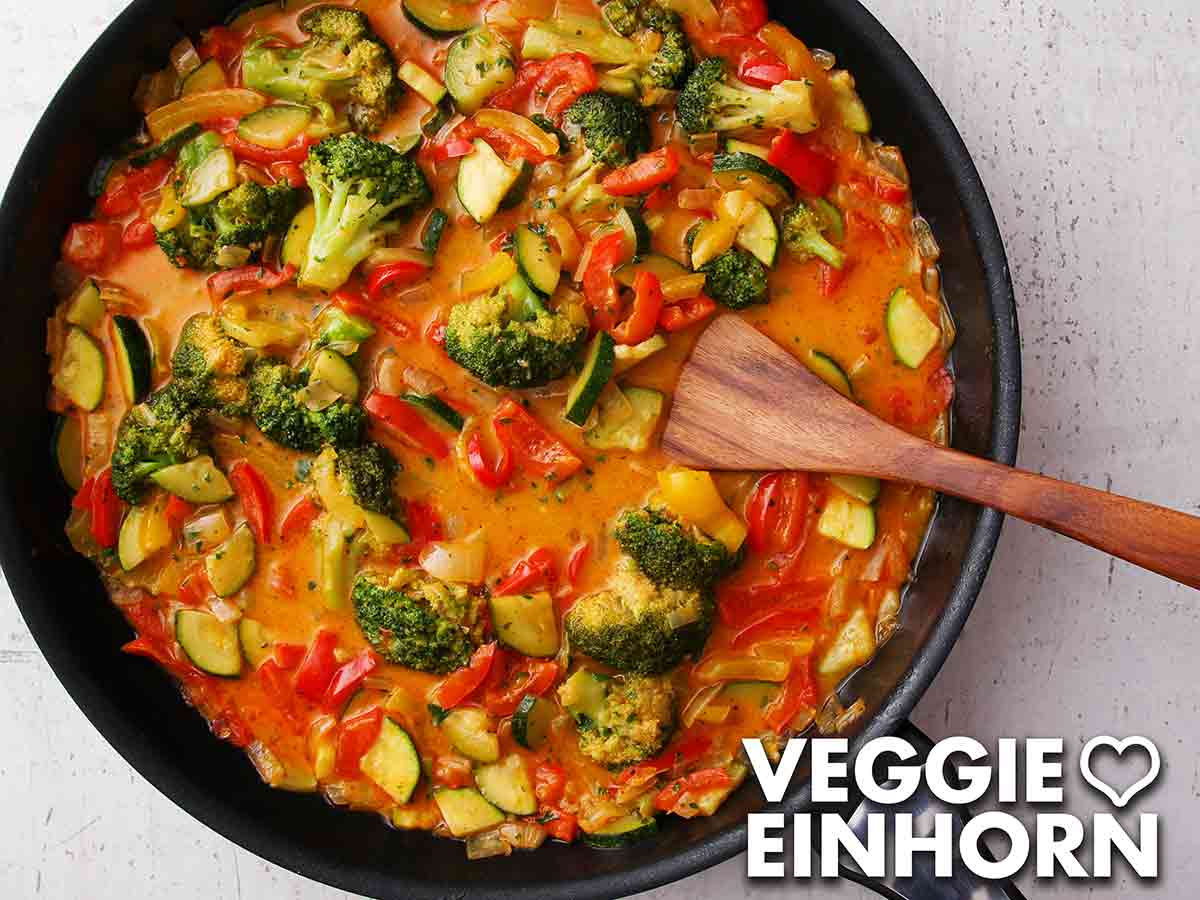 Curry mit Kokosmilch in einer Pfanne