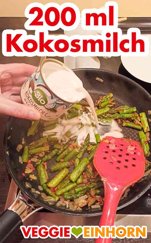 Ablöschen mit Kokosmilch Eine kleine Dose Kokosmilch wird zugefügt.