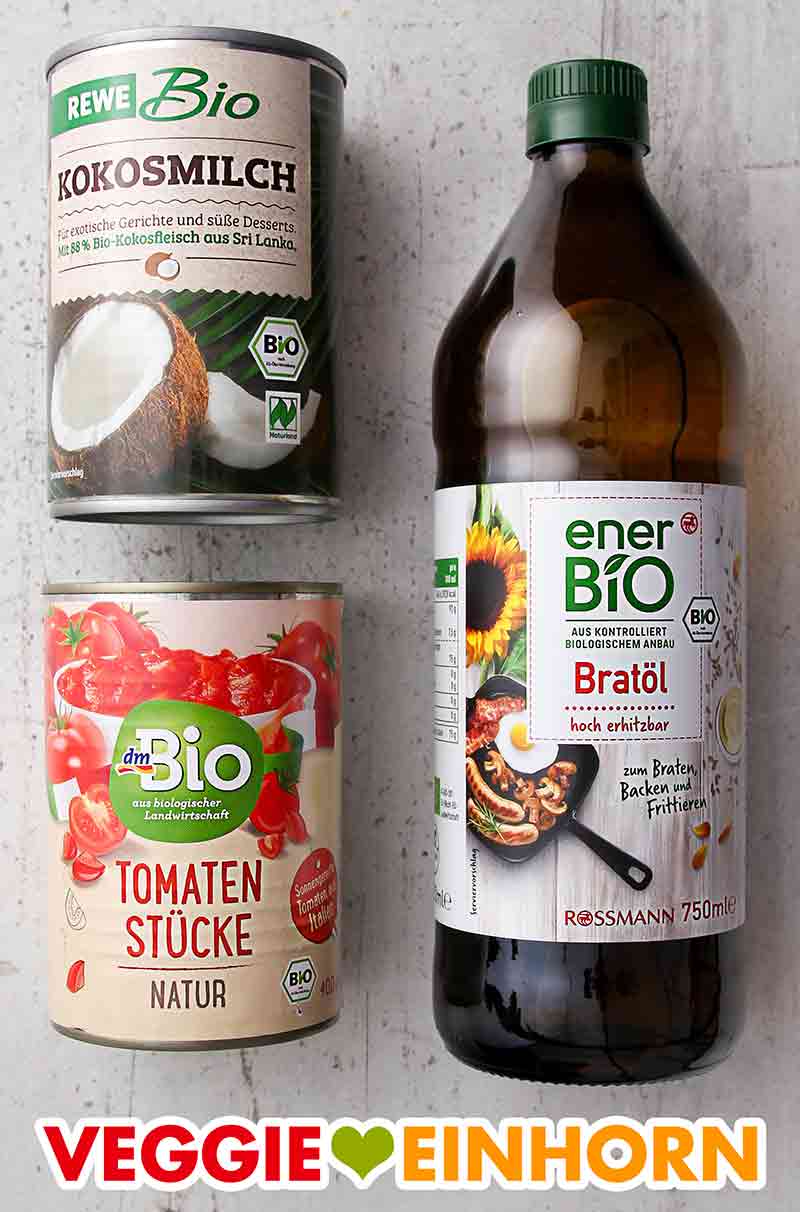 Rewe Bio Kokosmilch, dm Bio Tomaten, Rossmann enerBIO Bratöl Kokosmilch, eine Dose Tomaten, eine Flasche Pflanzenöl