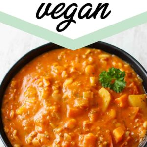 Ein Teller mit deftigem veganen Kürbiseintopf