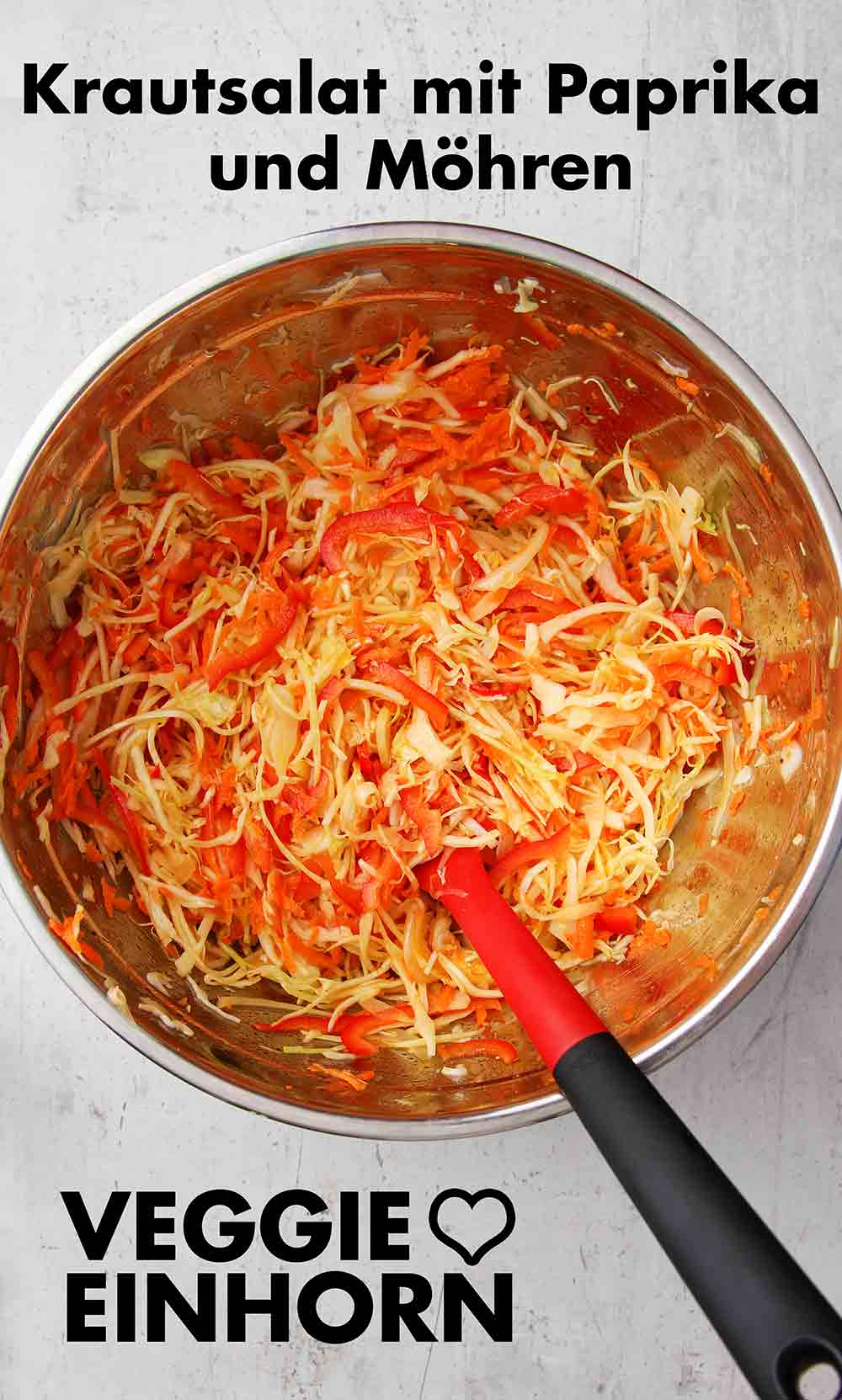 Weißkrautsalat mit Paprika und Karotten Eine Schüssel mit Krautsalat mit Paprika und Möhren