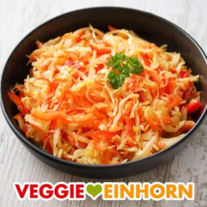 Krautsalat mit Paprika und Karotten