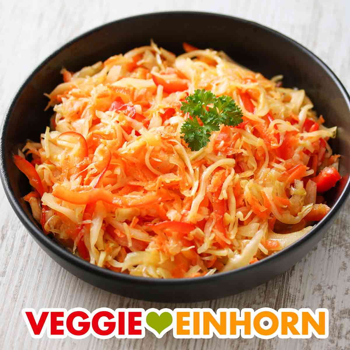 Krautsalat mit Paprika und Karotten