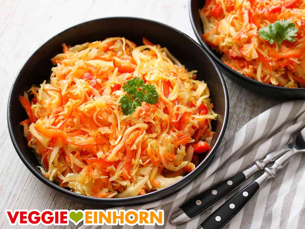 Zwei Schälchen mit Weißkohlsalat mit Paprika