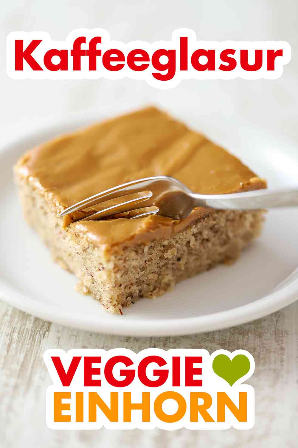 Die Kuchenglasur mit Kaffe schmeckt sehr lecker. Ein Stück Kuchen mit Kaffeeglasur und einer Kuchengabel