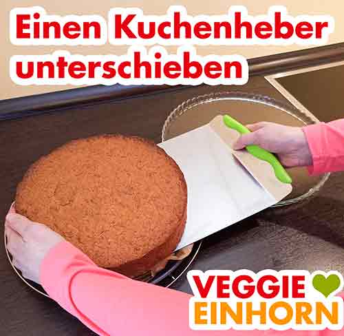 Möhrenkuchen mit Tortenretter anheben Kuchenheber wird unter den Möhrenkuchen geschoben
