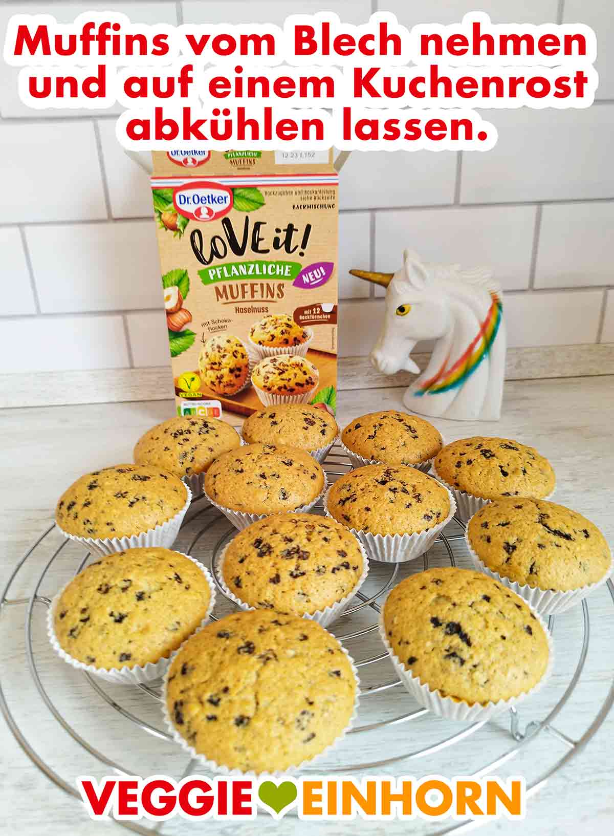 Die veganen Haselnuss-Muffins aus der Dr. Oetker Backmischung kühlen auf einem Kuchengitter ab. 12 vegane Muffins von Dr. Oetker auf einem Kuchenrost