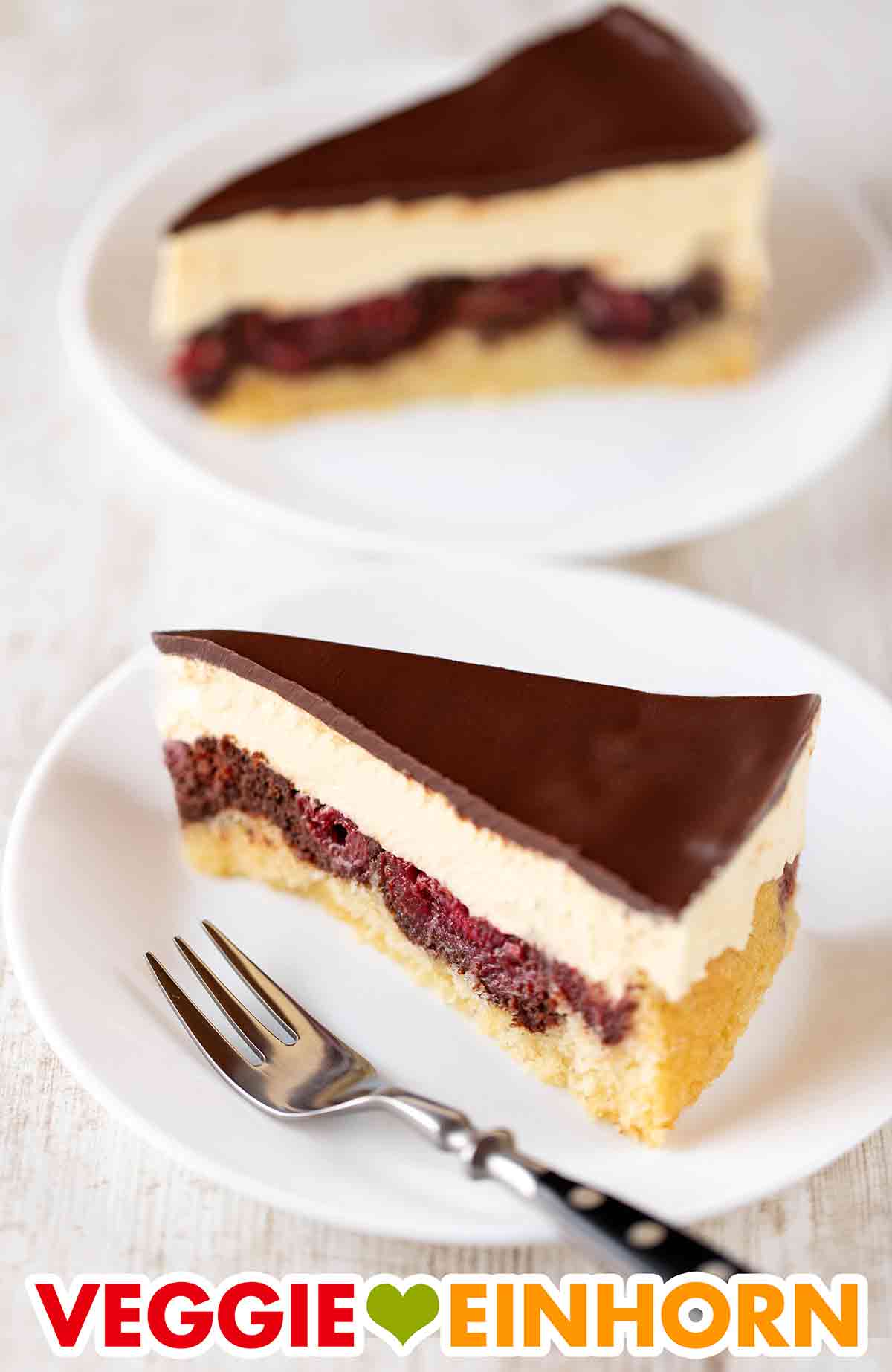 Die runde vegane Donauwellentorte kommt bei Gästen sehr gut an. Zwei Kuchenteller mit veganer Donauwellen Torte
