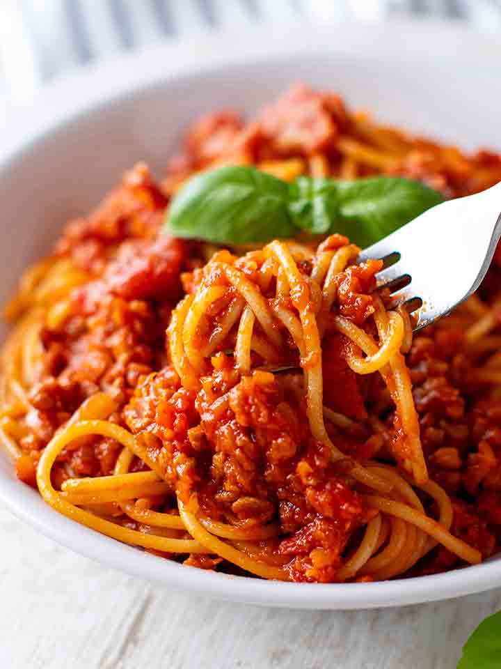 Vegane Kürbisbolognese auf einem Teller mit Spaghetti