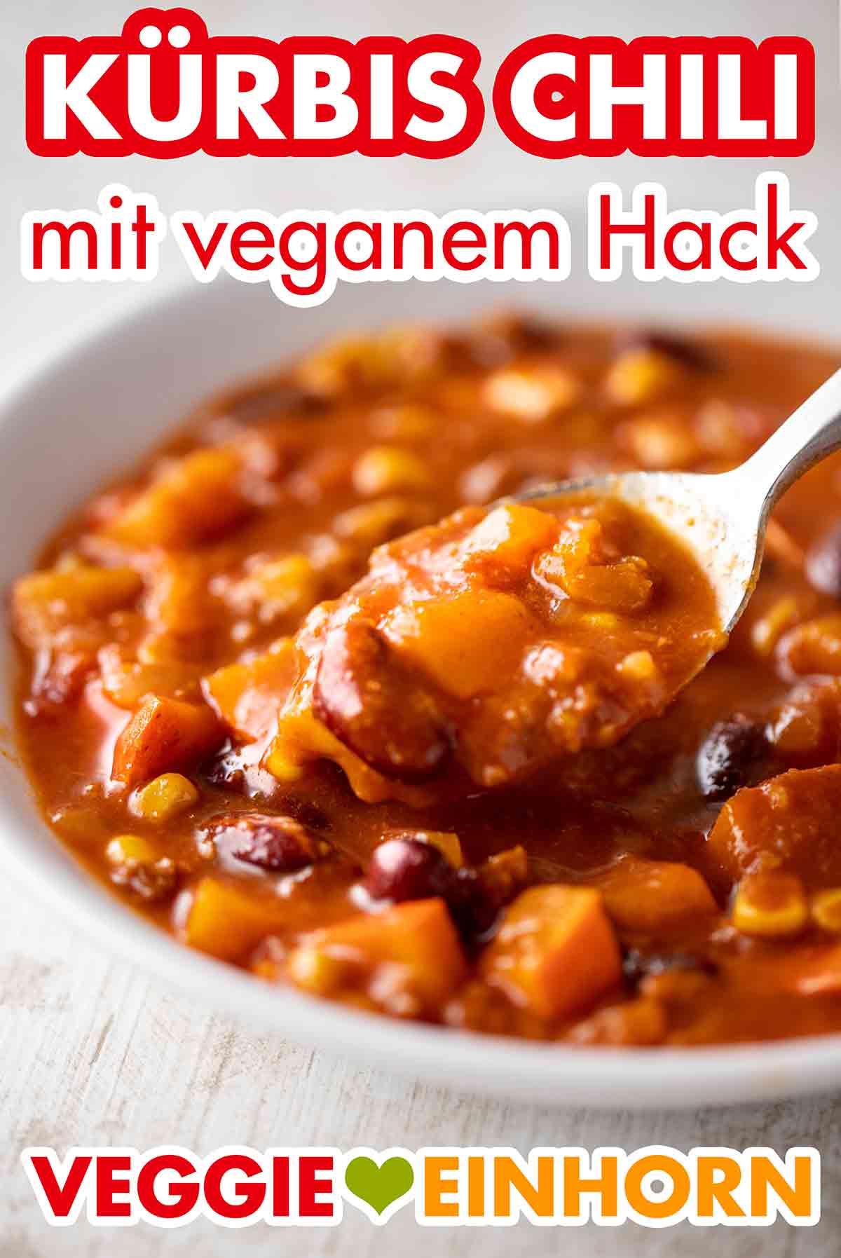 Das Chili con Kürbis ist mit veganem Hackfleisch. Kürbis Chili mit veganem Hack
