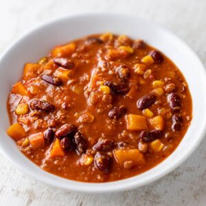 Veganes Kürbis Chili auf einem Teller