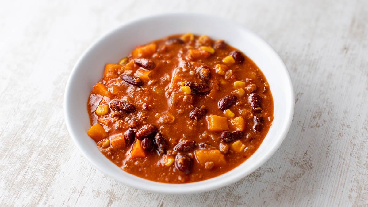Veganes Kürbis Chili auf einem Teller