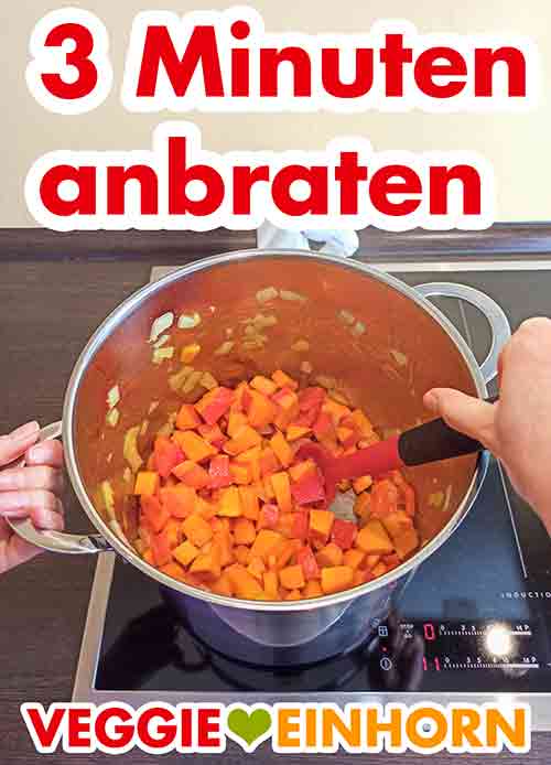 Kürbiswürfel und Paprikawürfel mit anbraten. Kürbis und Paprika im Topf