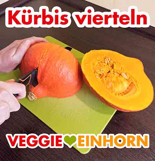 Kürbis mit dem Messer in Viertel teilen Ein Hokkaido Kürbis wird mit einem großen Messer geviertelt.